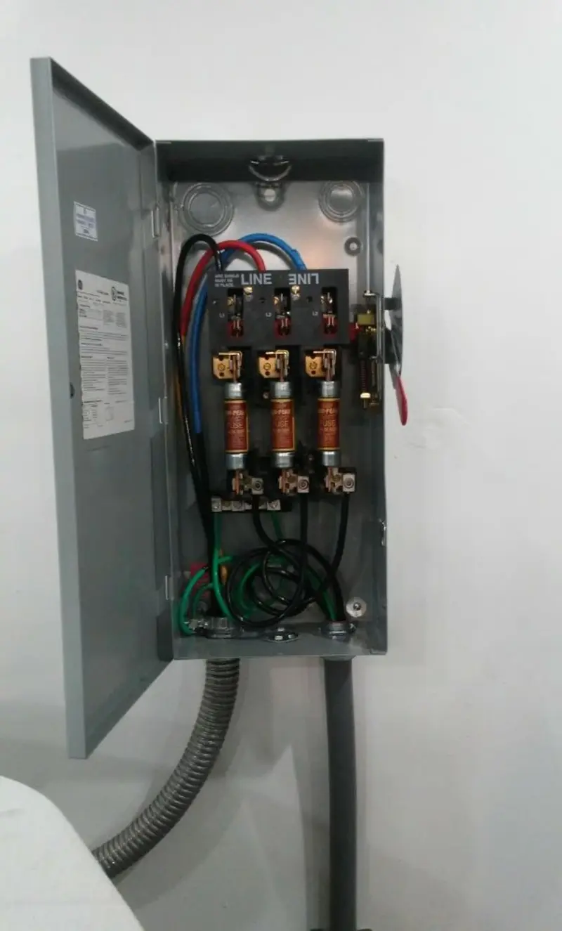 Three-phase disconnect switch installed for Smoke Detector Installation in Grangeville